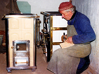 Ján Bitala st., pri stavbe prenosnej pece do rámu, rok 1995