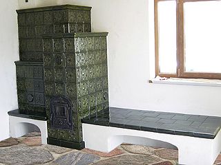 Originál tradičná kachľová sálavá pec s lavicou. Realizácia Partizánske.