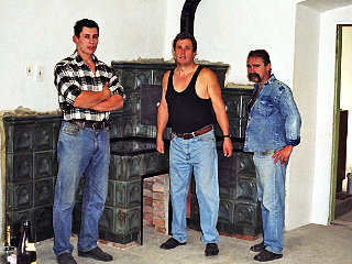  Šporák stavaný pri Prahe, obloženie aj el. rúry, Peter Kremeň, zákazník a Rudo Bojda, asi rok 1992