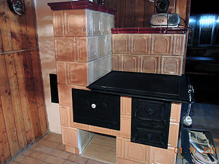 Kuchyňský šporák, vstavaný na pevno, tzv. „stolový“ s prípeckom - s obložením stienky.