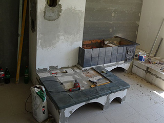 17. jún 2014, Pokračovanie stavby tradičnej sálavej peci so šporákom