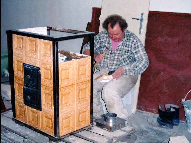 pp004-Pec do rámu, 3x2, kachliar Andrzej Kareta v roku 1992