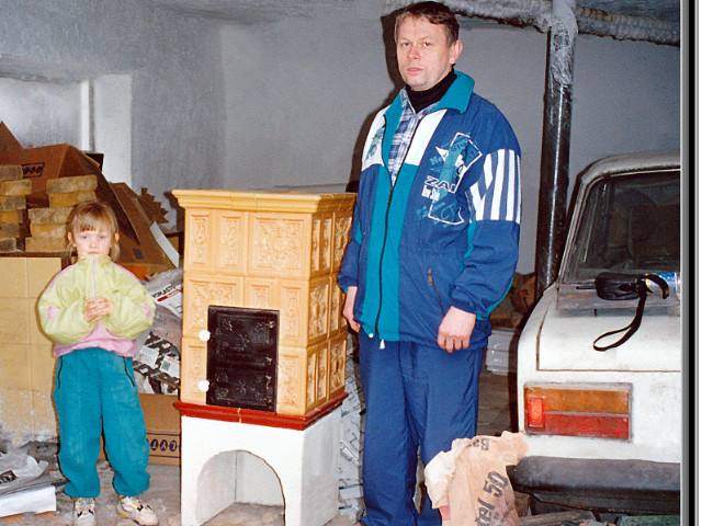 pp022-Ing. Pavol Michalík s dcérami, a pri obhliadke prenosnej pece v roku 1997