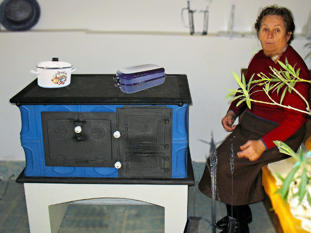 Šporák prenosný s klenbou, modrá kachlica, kovanie čierne, pri Galante