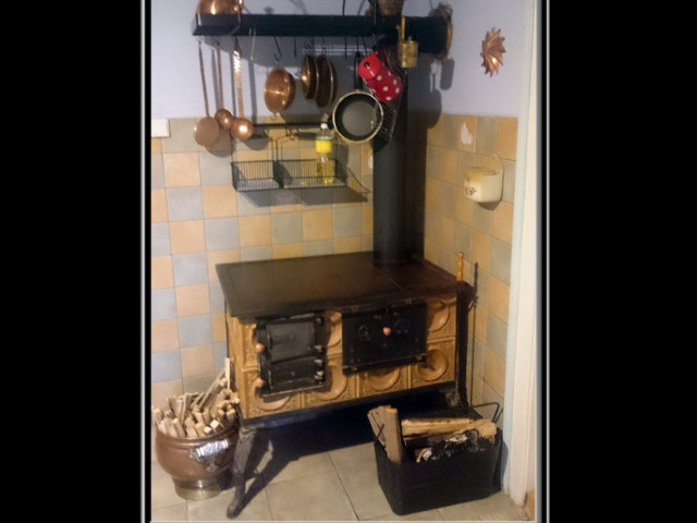 Šporák prenosný s liatinovými nohami, vývod pravý horný, v dedine Čechy pri Nových Zámkoch