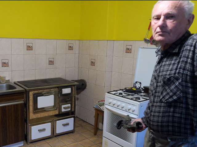 Šporák prenosný, kovanie smalt, vývod pravý bočný, z rokov 1982 v Ráztokach (Veľké Rovné) u p. Pavla Cipku, fotografované v r.2019