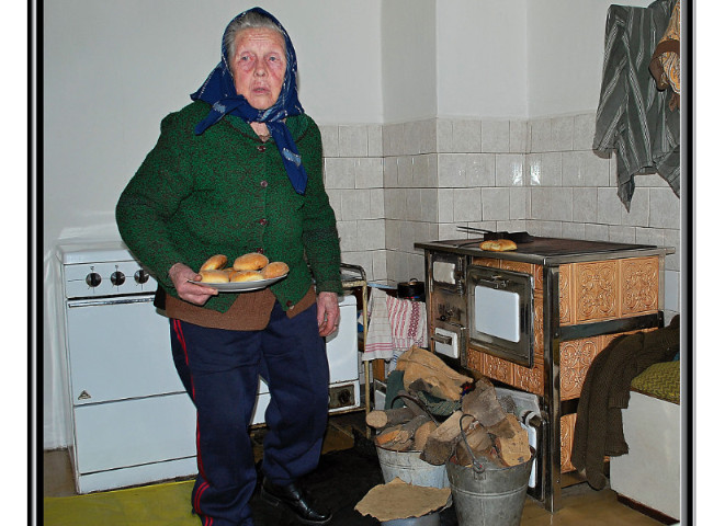 Šporák prenosný, kovanie smalt, vývad ľavý bočný, u p. Baránkovej v Madzíne (Veľké Rovné) z rokov 1980, fotografované v r. 2013