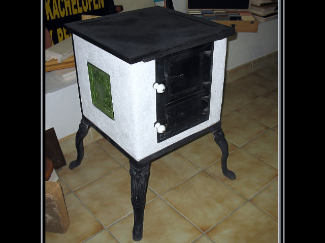 Malý prenosný šporák (tzv. hríb), omietnutý, s liatinovými nohami