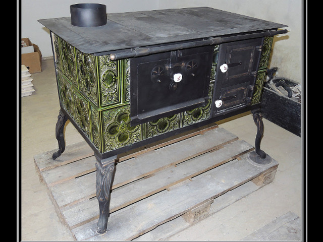 Prenosný šporák s liatinovými nohami, oliva, vývod ľavý vrchný