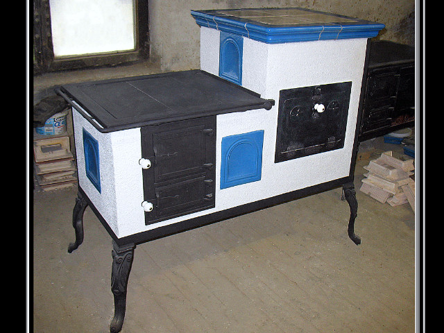 Veľký omietnutý s liatinovými nohami