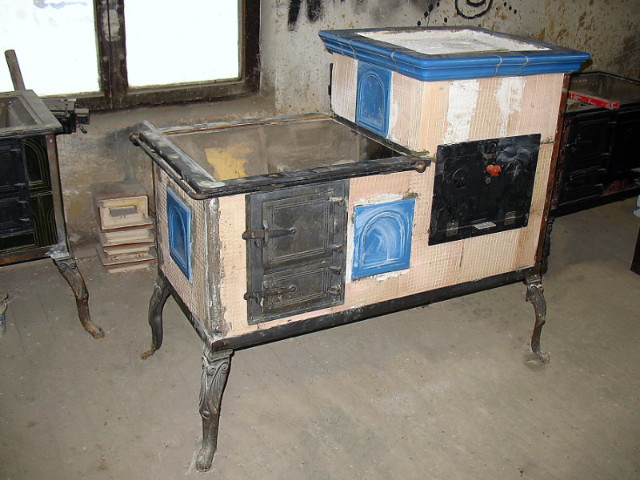 Prenosný šporák omietaný, väčších rozmerov, ešte pred omietnutím