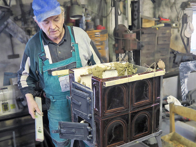 Šporák malý bez pečiacej rúry, s liatinovými nohami, tzv. HRÍB