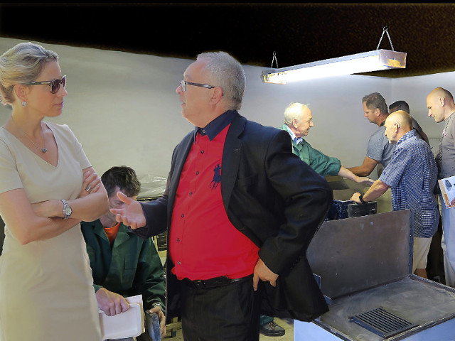 Poslankyňa Janka Kiššová na návšteve nášho snemu v roku 2018 v kachliarskej dielni