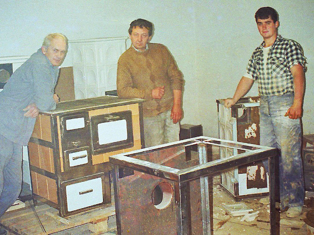 sp035-Kachliari pri práci na dielni prenosných šporákov a pecí, rok-1996 Ladislav Malina, Andrej Gajdoš