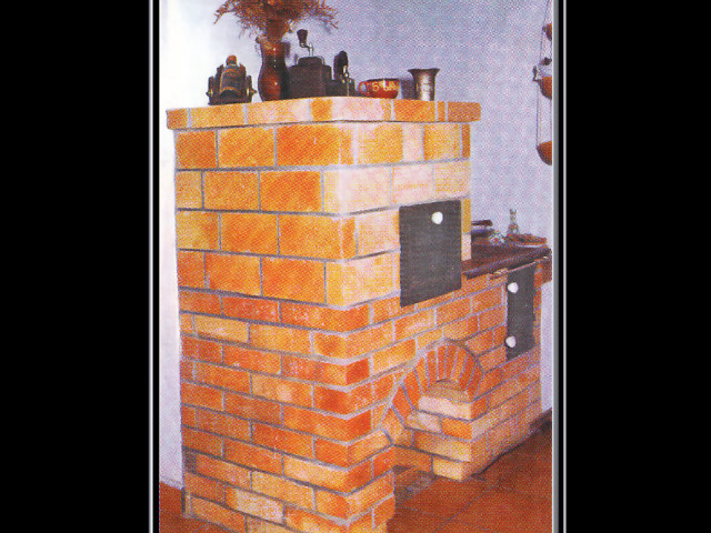 Šporák zo šamotových tehál, stavaný v roku 1993, kachliarom Sväťom