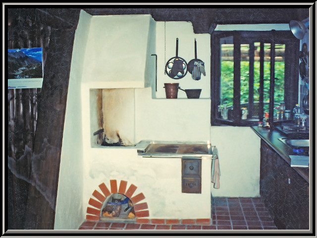 sv003 Šporák stavaný omietaný, stavaný v Zázrivej, rok 1995, vľavo je otvorený krb