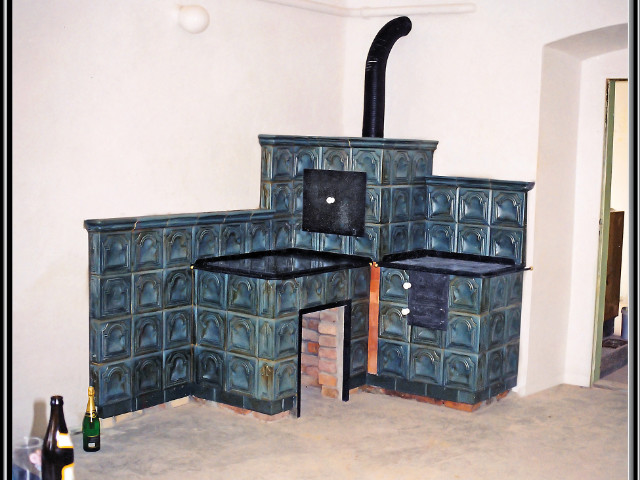 Šporák stavaný pri Prahe, obloženie aj el. rúry, rok asi 1992