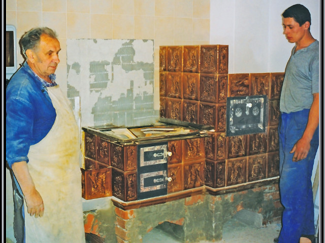 Kachliari (Rybárik a Kremeň) pri práci väčšieho šporáku na chate u známeho hokejistu Róberta Švehlu, 90 te roky minulého storočia