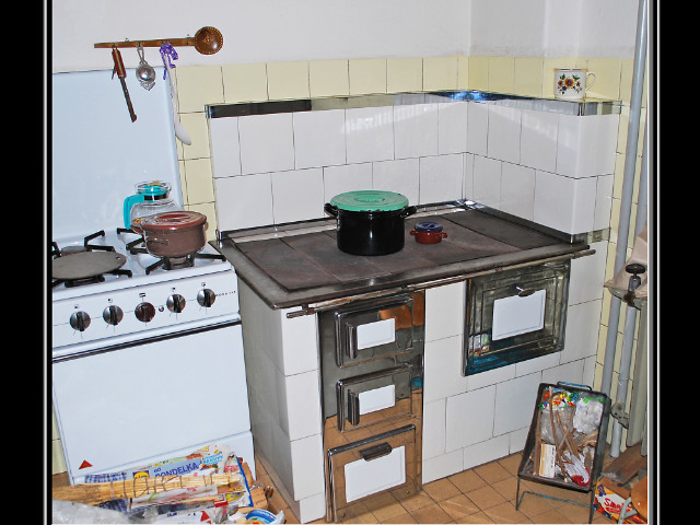 Sporak stolovy, kachlice ostré, dané na väzbu, stavany Janom Bitalom na Makove v  roku 1970 u pani Stankovej, fotené 2010