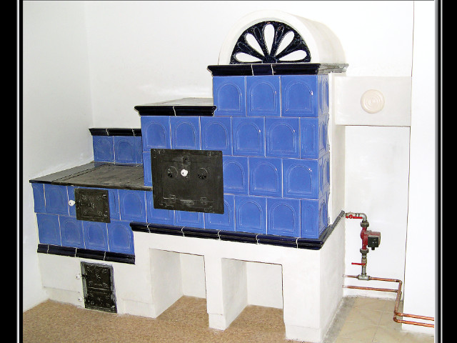 Sporak modry Massinger Rakúsko Orth an der Donau, stavaný v roku 2000, s podkovou na radiátory