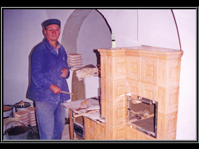 Kachliar pri páci, šporák atypického vzhľadu, 90 te roky minulého storočia