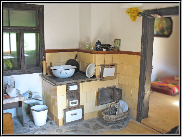 Šporák u Jána Bitalu v rodičovskom dome v Madzíne, stavaný v roku 1973 na väzbu. V komíne je ešte tzv. šíber, ktoré sa dnes už nepoužívajú