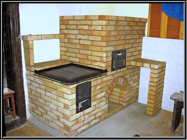 Šporák stavaný na Madačke, v roku 2007, zo šamotových tehál