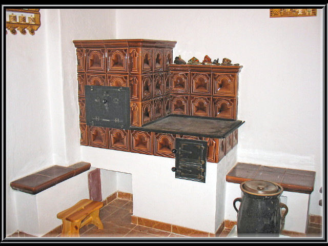 Šporák po boku s lavicami, stavaný na strih