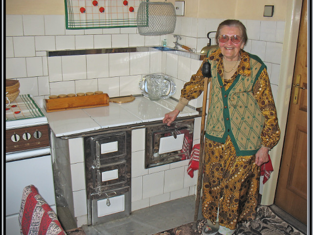 Šporák stolový, stavaný v roku asi 1970 u mojej tety Emília Jedináková Bytča, kachlice na väzbu, fotografia z roku 2008