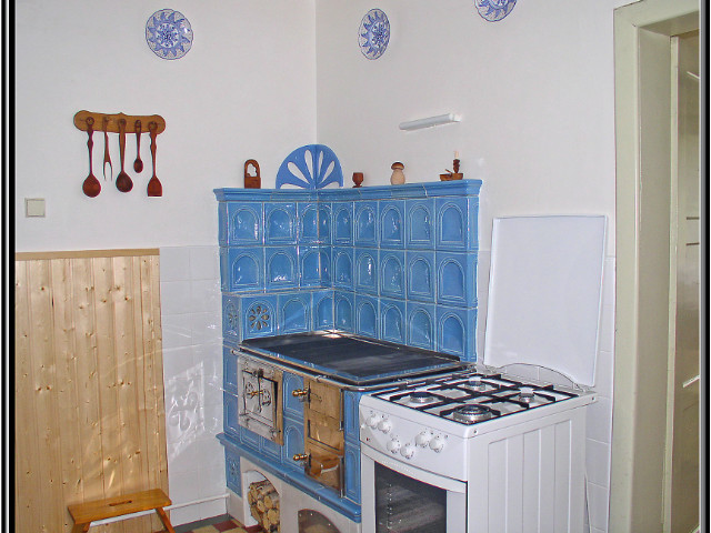 Šporák stolový, na strih, kovanie nerez, stavaný pri Turzovke, fotografia z roku 2008