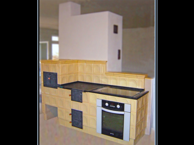 Šporák s podkovou na radiátory, s obložením i elektr rúry, a vzadu z opačnej strany je teplovzdušný krb