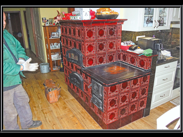 Kachliar pri čistení kuchyňského šporáku po 7 rokoch