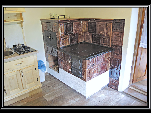 Šporák v Lopeniku pani Vlčková. Krása okrem iného v tomto prípade spočíva aj v rôznorodosti farieb kachlíc