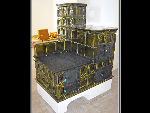 Šporák a za ním je sálavá pec, stavaný asi v roku 2005 Malacky