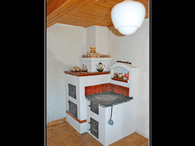 Šporák omietaný stavaný v Klokočove, s podkovou na radiátory (letné i zimné kúrenie)