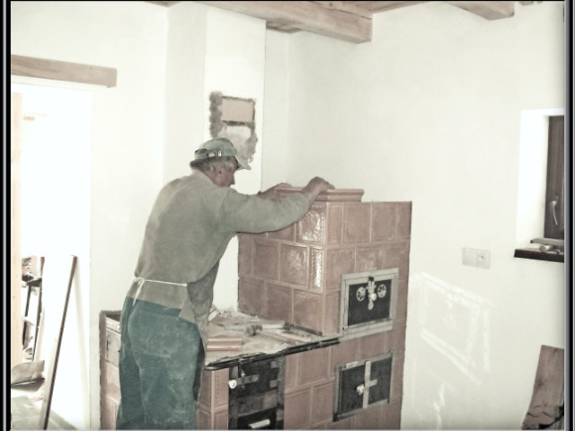 Stavba šporáku kachliarom Mizerákom, kde predtým bolo iné teplovzdušné kúrenie, zákazník sa rozhodol pre zmenu