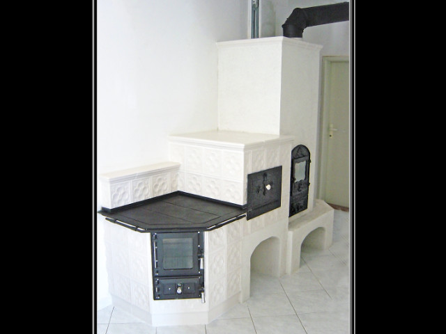 Šporák, a za ním sálavá pec omietaná, Ing. Piry pri Topolčanoch, rok stavby 2012