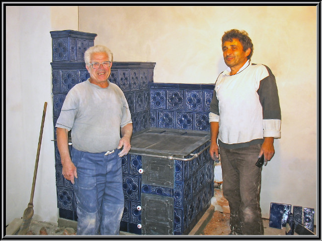 Šporák s podkovou na radiátory v Kysuckom  Novom Meste, rok 2012, stavba na väzbu, pri stavbe s kachliarmi