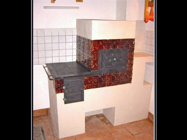 Šporák z časti glazovaný, z časti omietaný, rok 2011