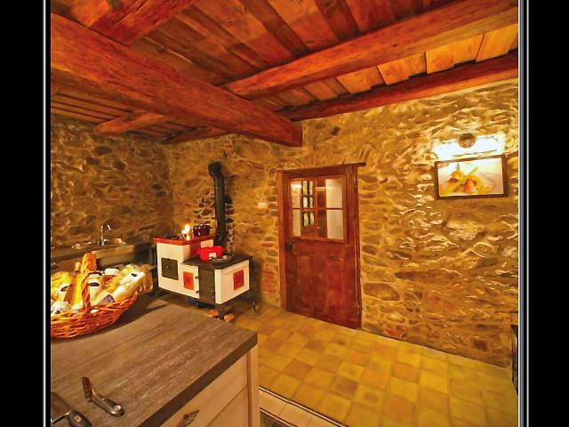 Šporák tzv. ešte prenosný, ale ťažkých veľkých rozmerov na porenášanie, v reštaurácii Víno z kamenného dvora vo Svätom Jure, rok asi 2008