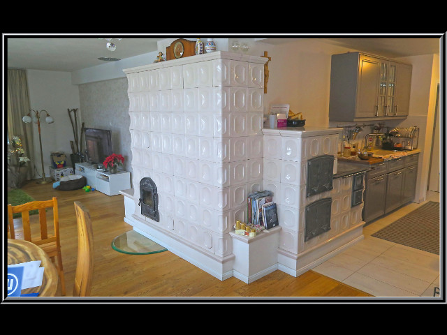 šporák (vpravo) Ing. Daníšek, Višňové Žilina, vľavo je sálavá pec, prechádzajúca do horného podlažia, jedno z väčších realizácií