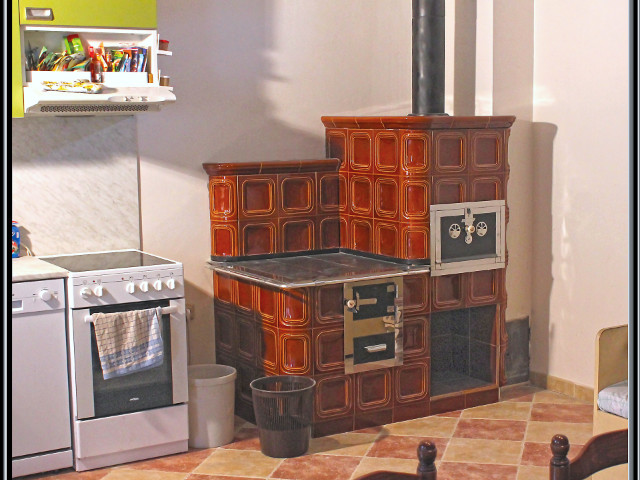 Kuchyňský šporák celokachľový na strih, stavaný Louny (nad Prahou), v roku 2011