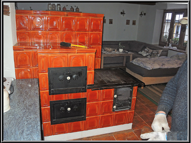 Šporák kachľový, vzadu za ním je kachľová pec, stavaný v dedine Gápel, pán Meszároš, čistenie po dlhých rokoch a to 2021