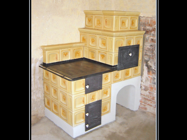 Šporák s podkovou na radiátory, keď sa kúri v hornom ohnisku je v činnosti len šporák, a keď sa kúri v dolnom ohnisku, v činnosti je šporák, aj radiátory (bojler, či iný teplovodný zdroj)