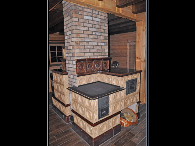 Sporák (Nová Baňa), ktorý je z druhej strany komína spojený s originál sálavou pecou