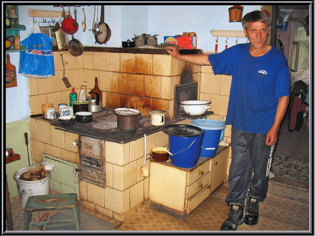 Šporák u Dana Posluhu v Madzíne, rok 1949. Aj keď vzhladová stránka u zákazníka nebola hlavná, prioritou týchto kachlových zariadení bola vždy dlhoročná bezstarostná prevádzka, kde i toto bolo fotené rok 2006