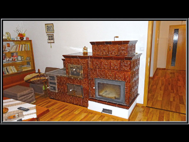 Šporák s otvoreným krbom (nie krbová vložka, ale krbové dvierka) v Krupine, časť Červená Hora, stavaný v roku 1998, fotené v roku 2015