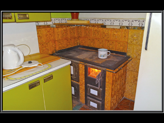 Stolový šporák, tj. na varenie, pečenie i so sušiarnou, a s tzv. obloženou stienkou. Šporák je veľmi účelový, výkonný. Postavený vo Veľkom Rovnom v roku 1980