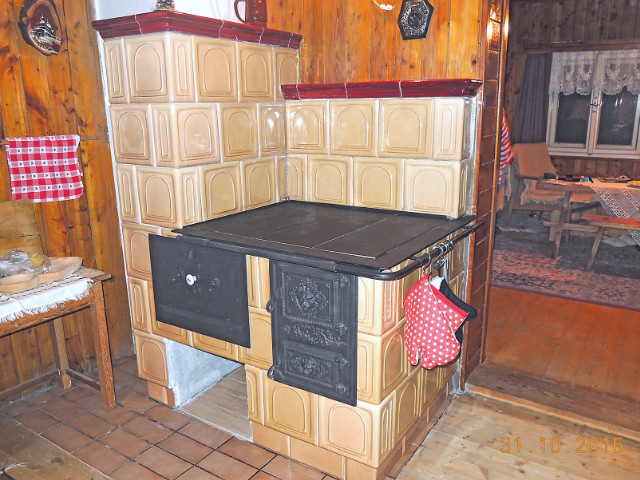 Kuchyňský šporák, vstavaný na pevno, tzv. 'stolový' s prípeckom   s obložením stienky, na väzbu, stavaný u pána Matejova Turzovka