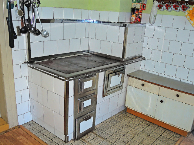 Šporák otec Ján robil pre pani Kováčovú Veľké Rovné, október 1974. Šporák s tzv obrubami miesto kachľových ríms